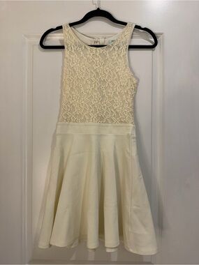 SIZE XS | Lace Bodice Flared Cream Dress